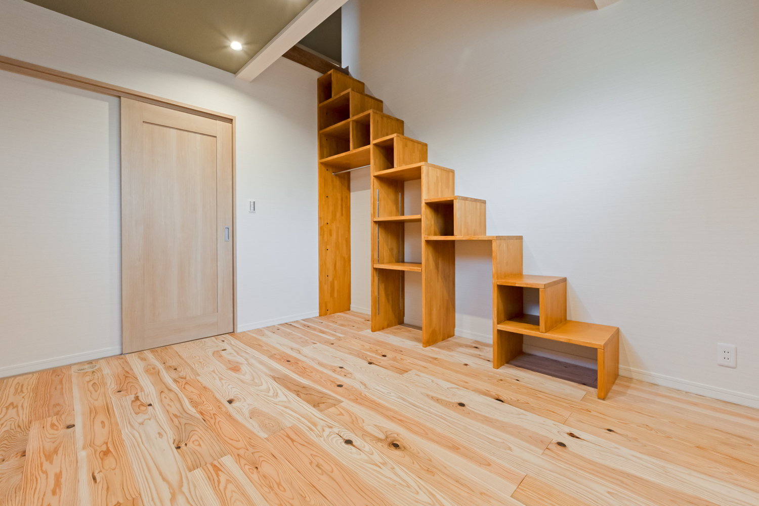小国杉のフローリングと小屋裏のある平屋