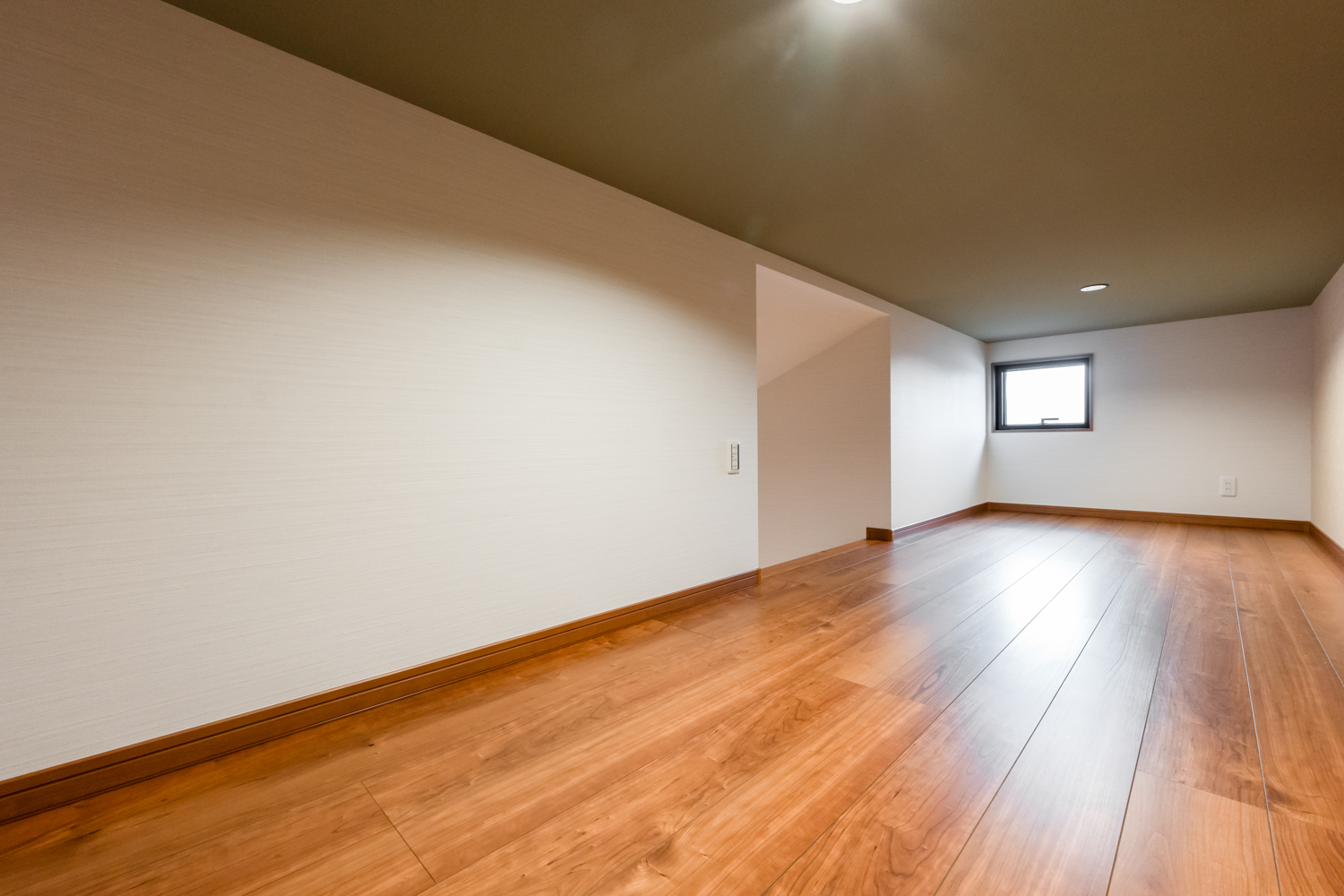 小国杉のフローリングと小屋裏のある平屋