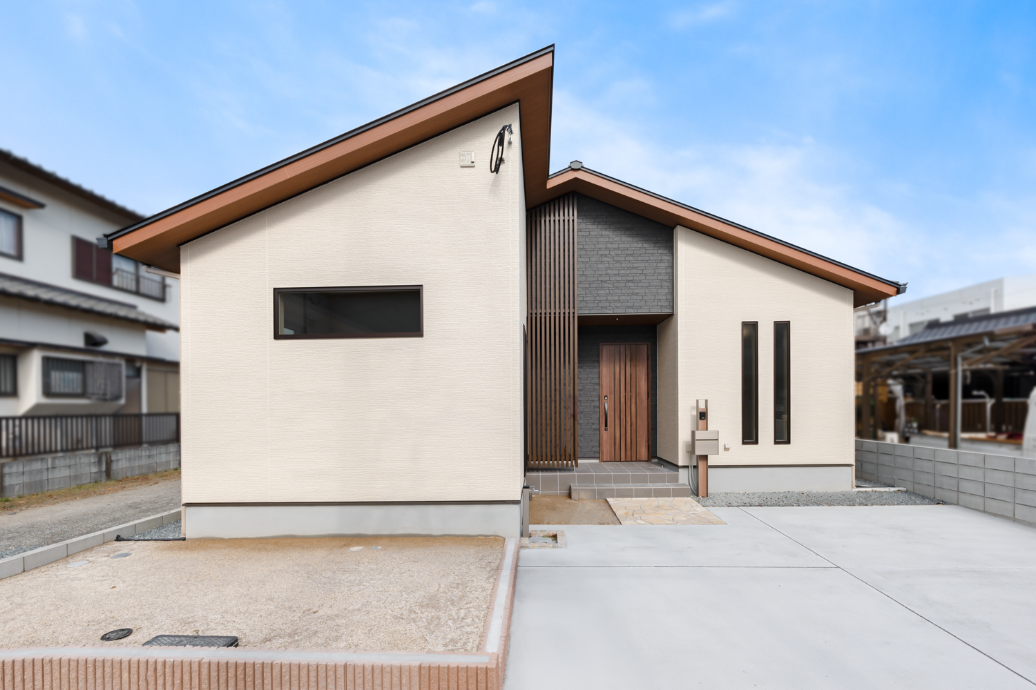 小国杉のフローリングと小屋裏のある平屋