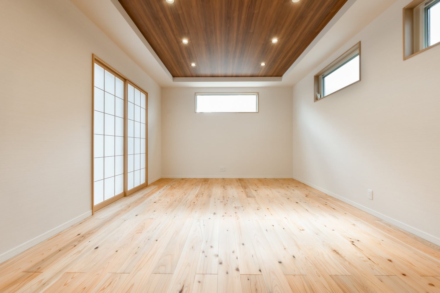 小国杉のフローリングと小屋裏のある平屋