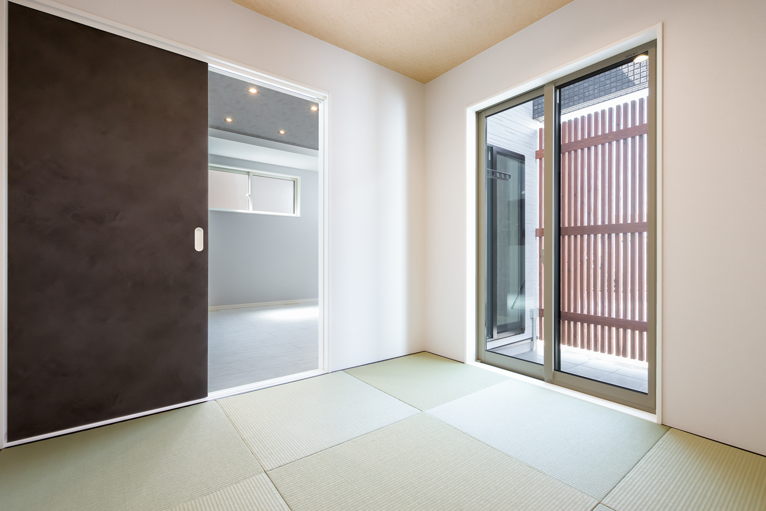 明るいホテルライクな家